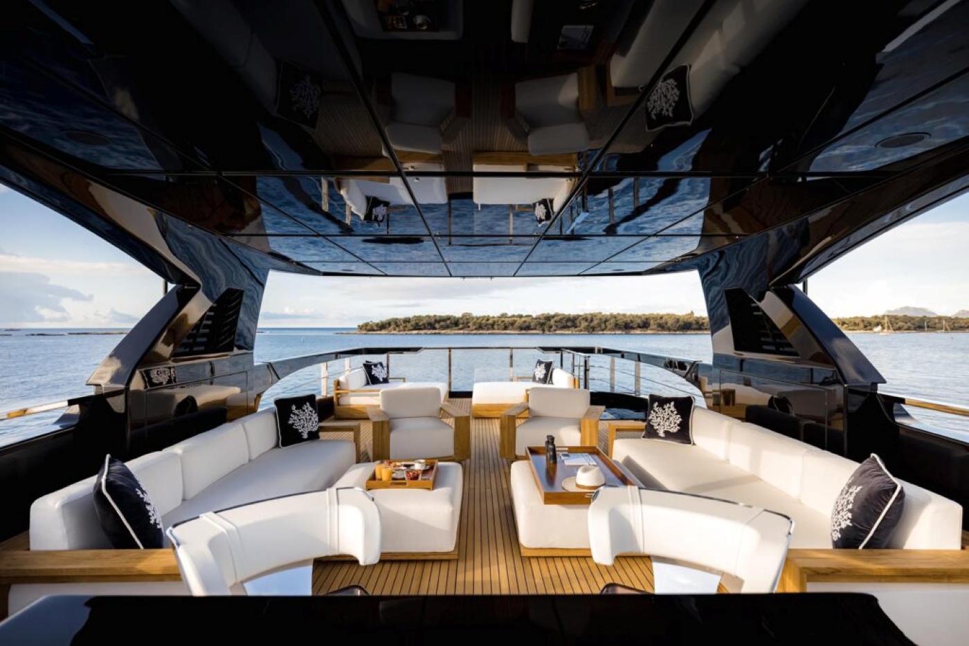 Relaxatioin area with sea views 01.jpg
