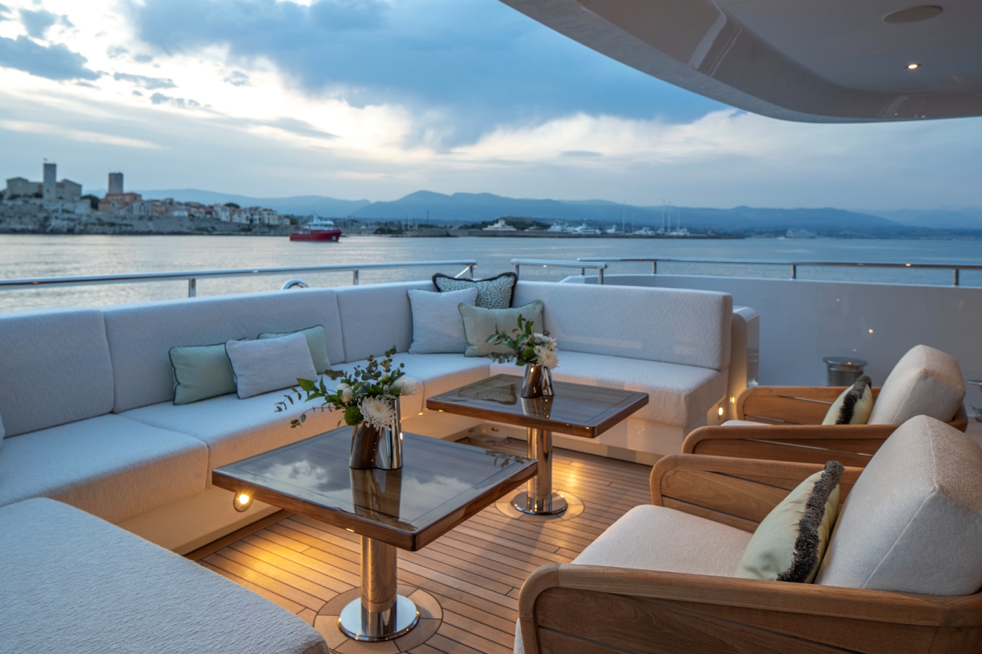 Relaxaton area with sea views.jpg