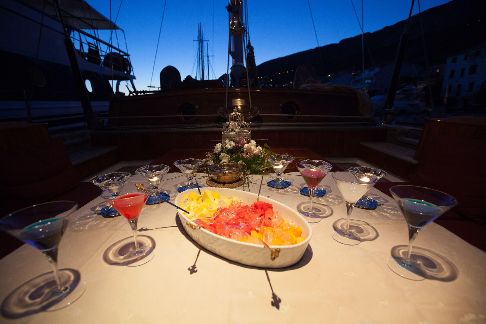 SY-Lauran-fine-dinning-on-deck.jpg