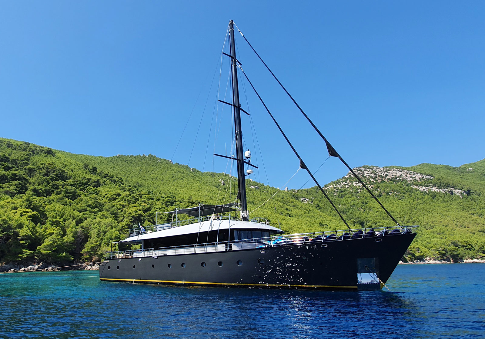 Sailing yacht RARA AVIS.jpg