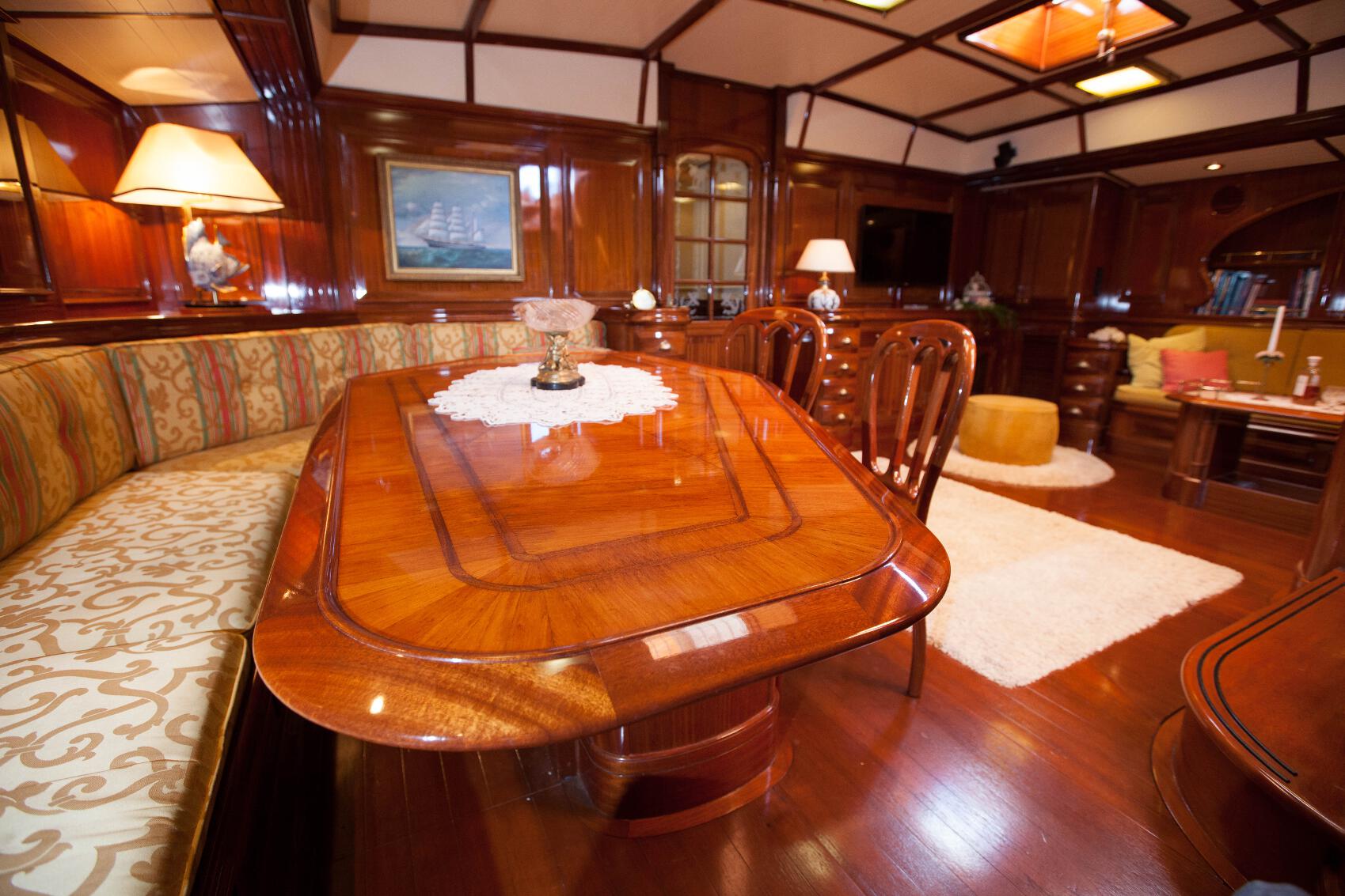 SailingYachtDiningRoomIMG_0111.jpg
