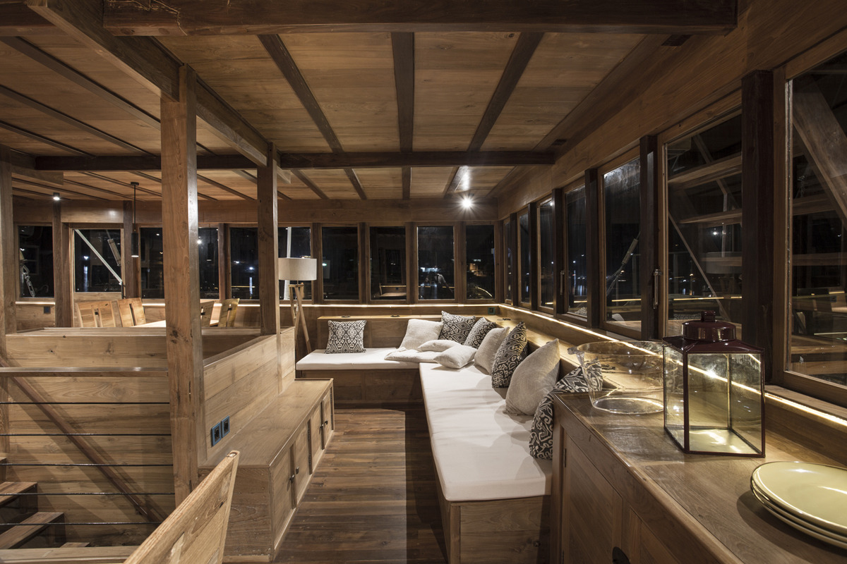 Salon on main deck.jpg