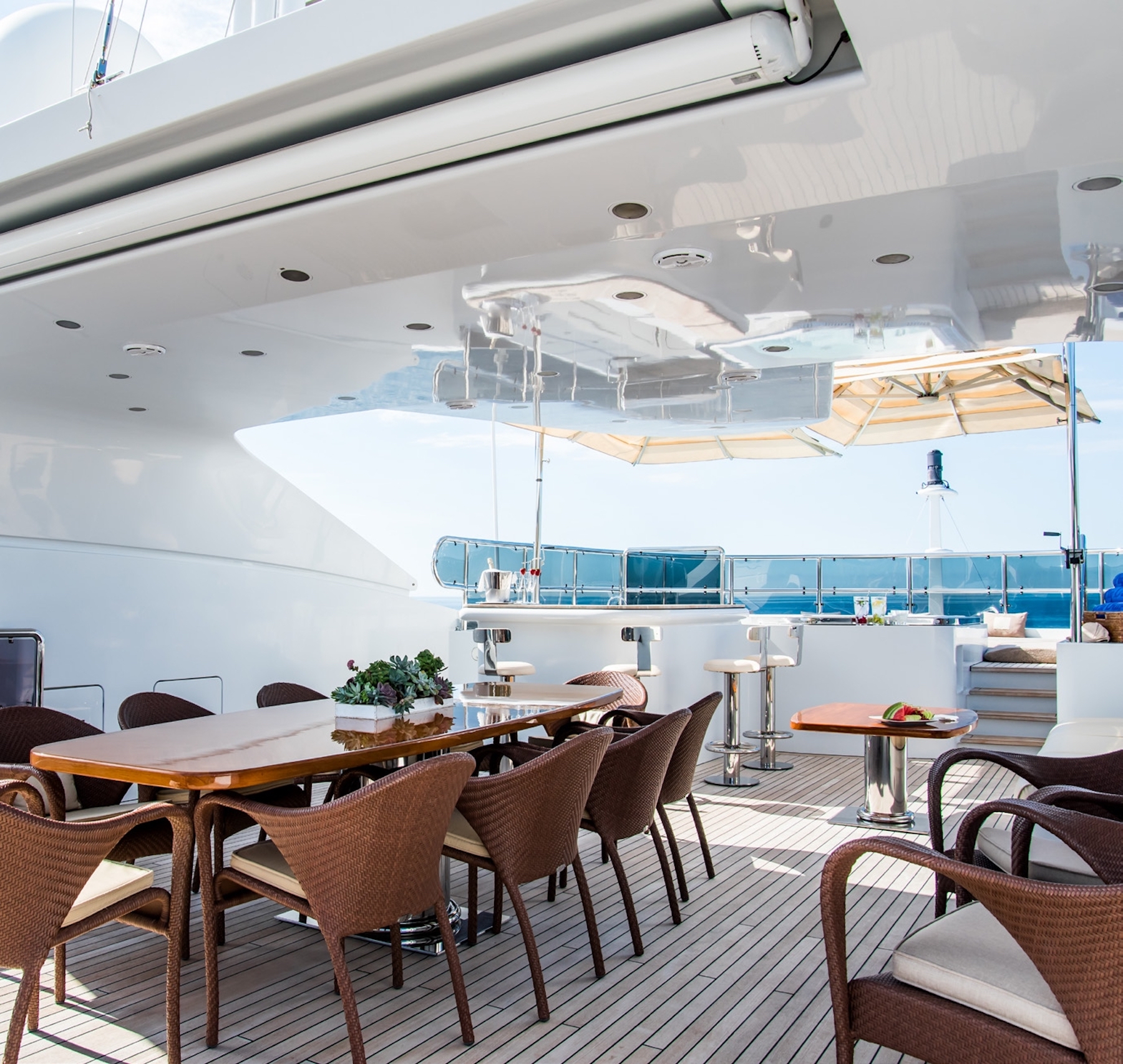 Sun deck dining and Jacuzzi.jpg
