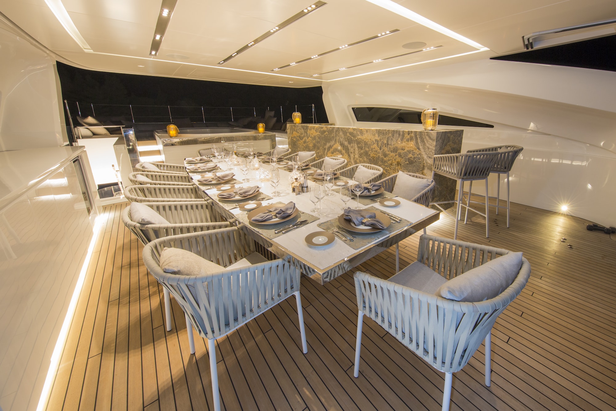 Sundeck Dining with Jacuzzi.jpg
