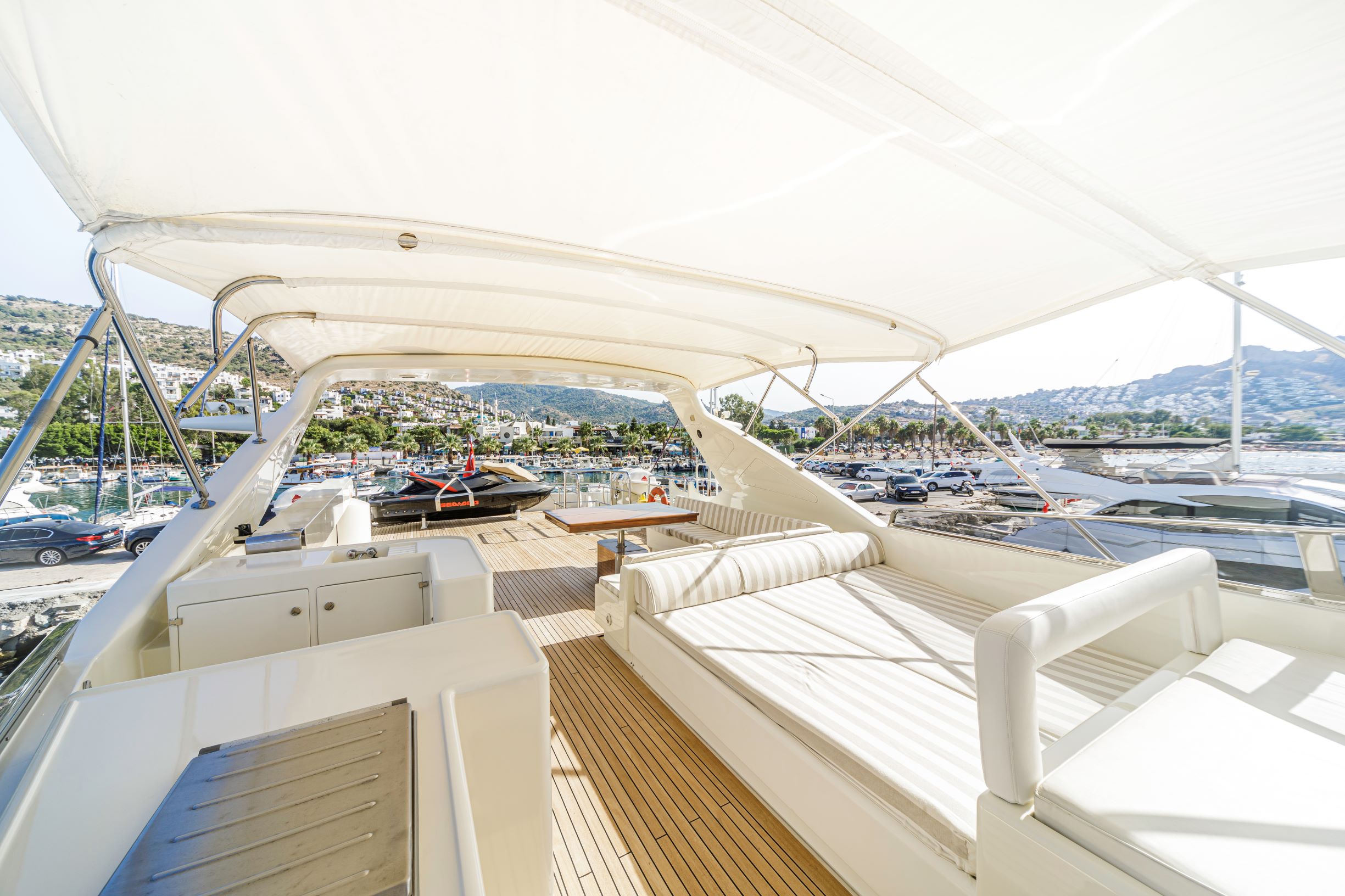 Sundeck with broad sunpads.jpg