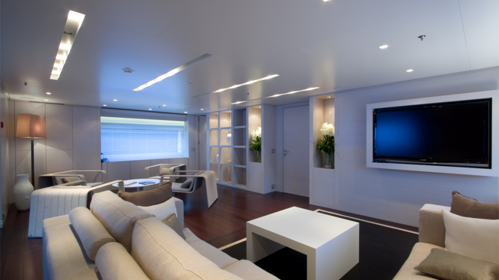 Superyacht BURKUT - Skylounge.png