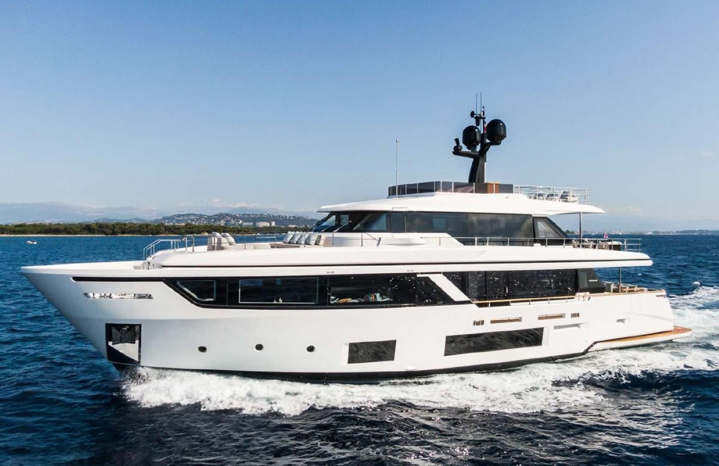 Superyacht MRS L.jpg