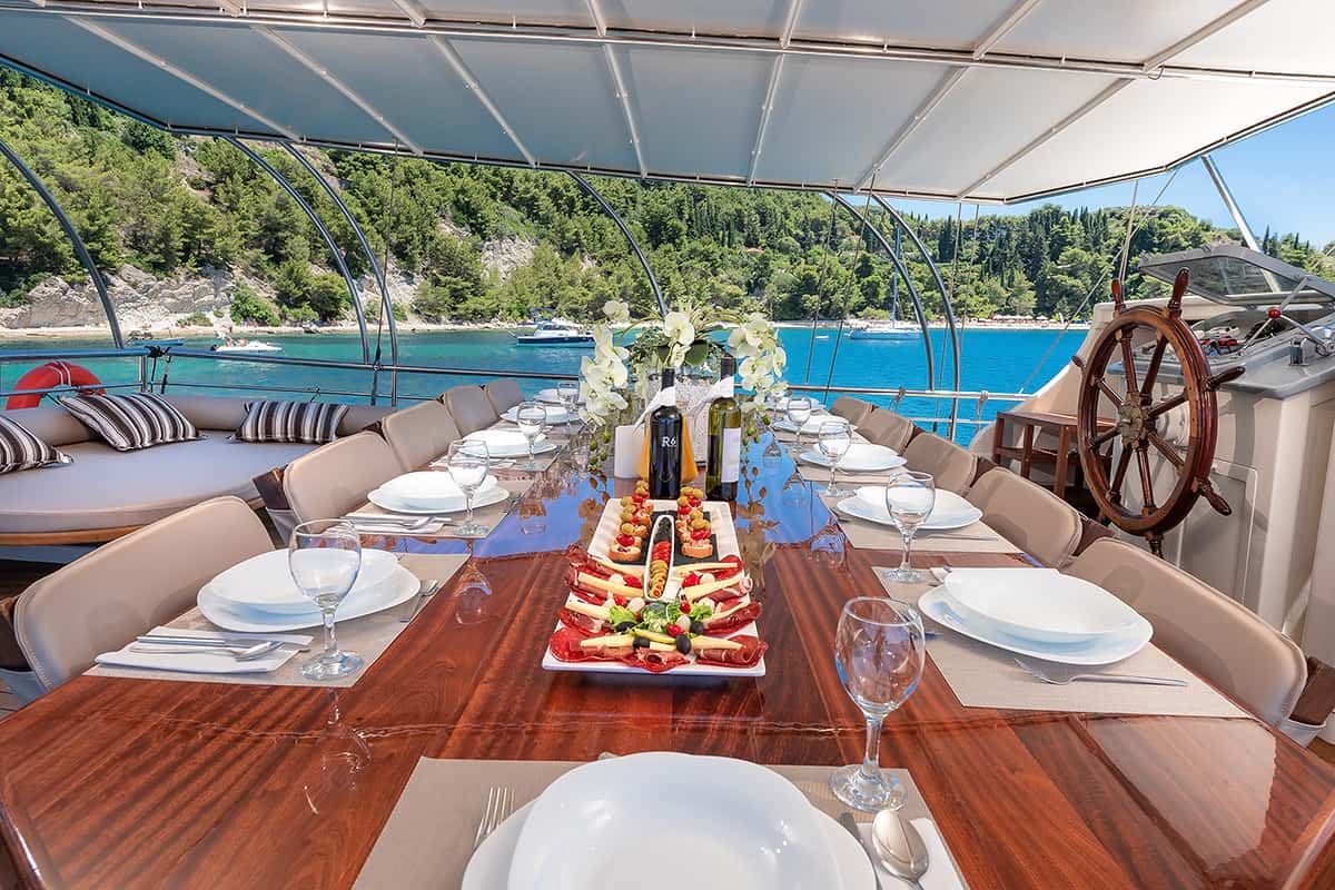 Table-decoration.jpg
