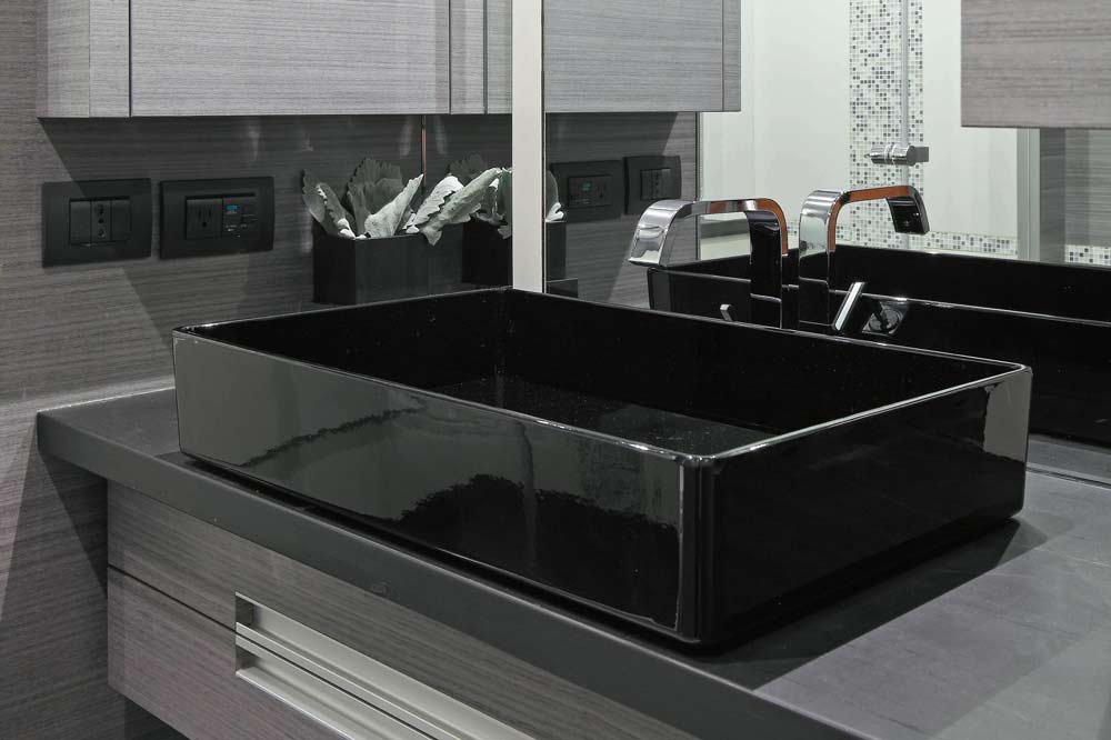 Vivace-125-ironman-lower-deck-guest-bath-IMG_86771.jpg