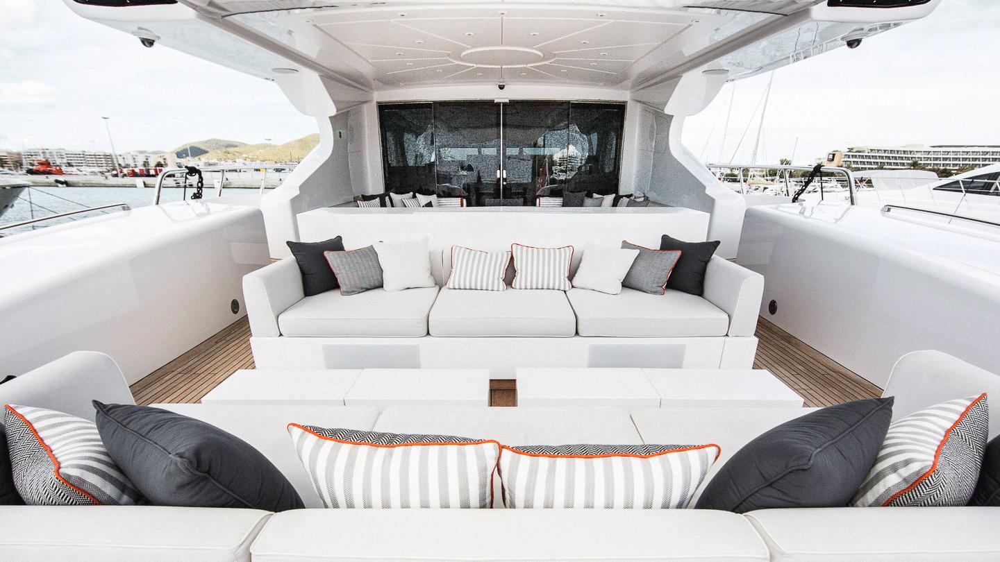 Yacht BEACHOUSE aft.jpg