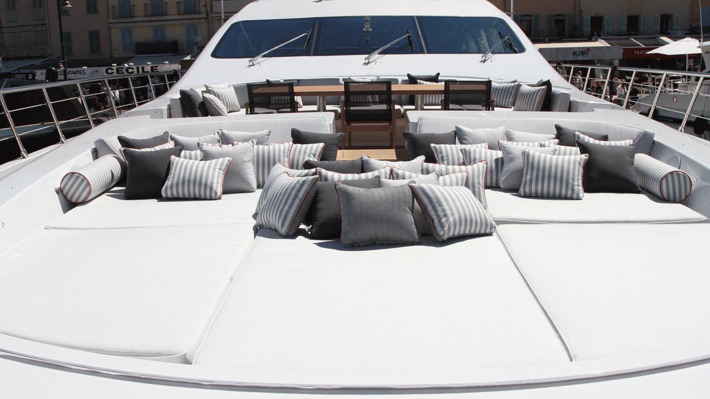 Yacht BEACHOUSE bow.jpg