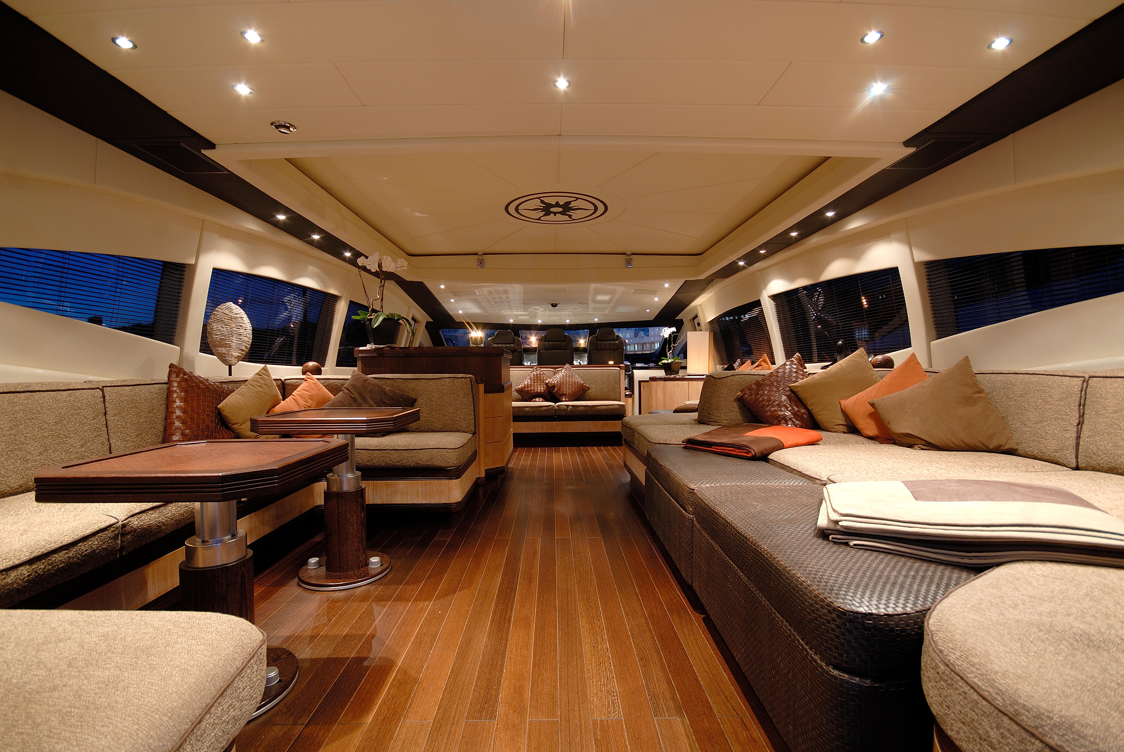 Yacht BLOOMS a Mangusta 108 - salon.jpg