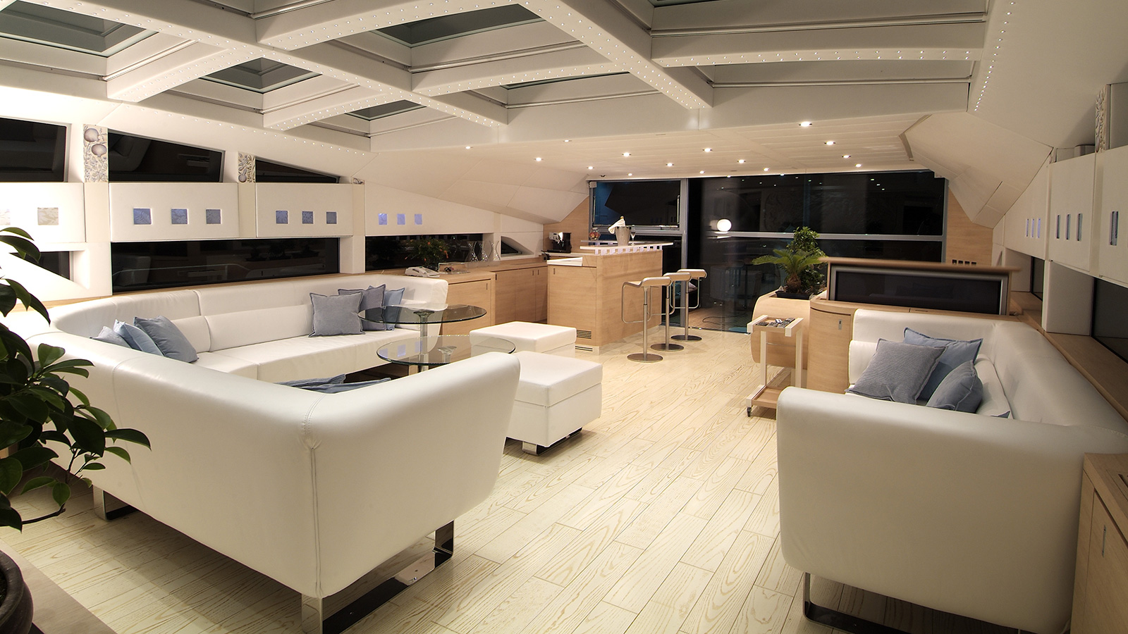 Yacht BLUE PRINCESS STAR by Baglietto - salon.jpg