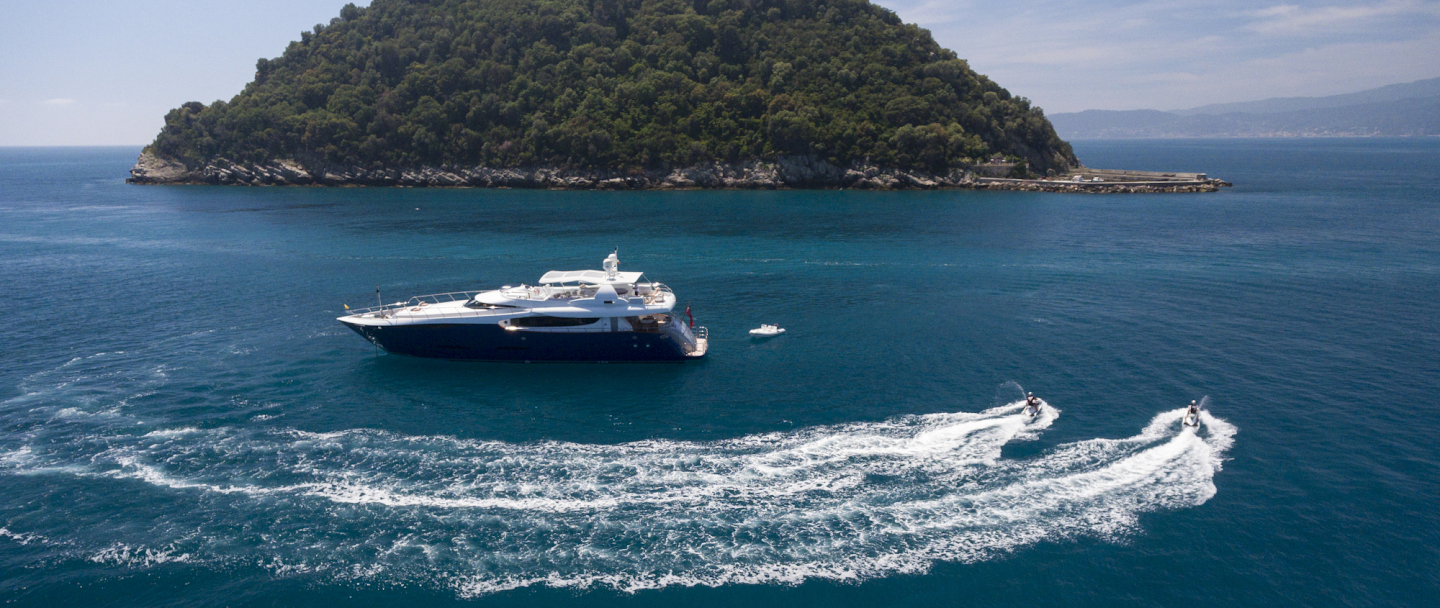 Yacht CLARITY.jpg
