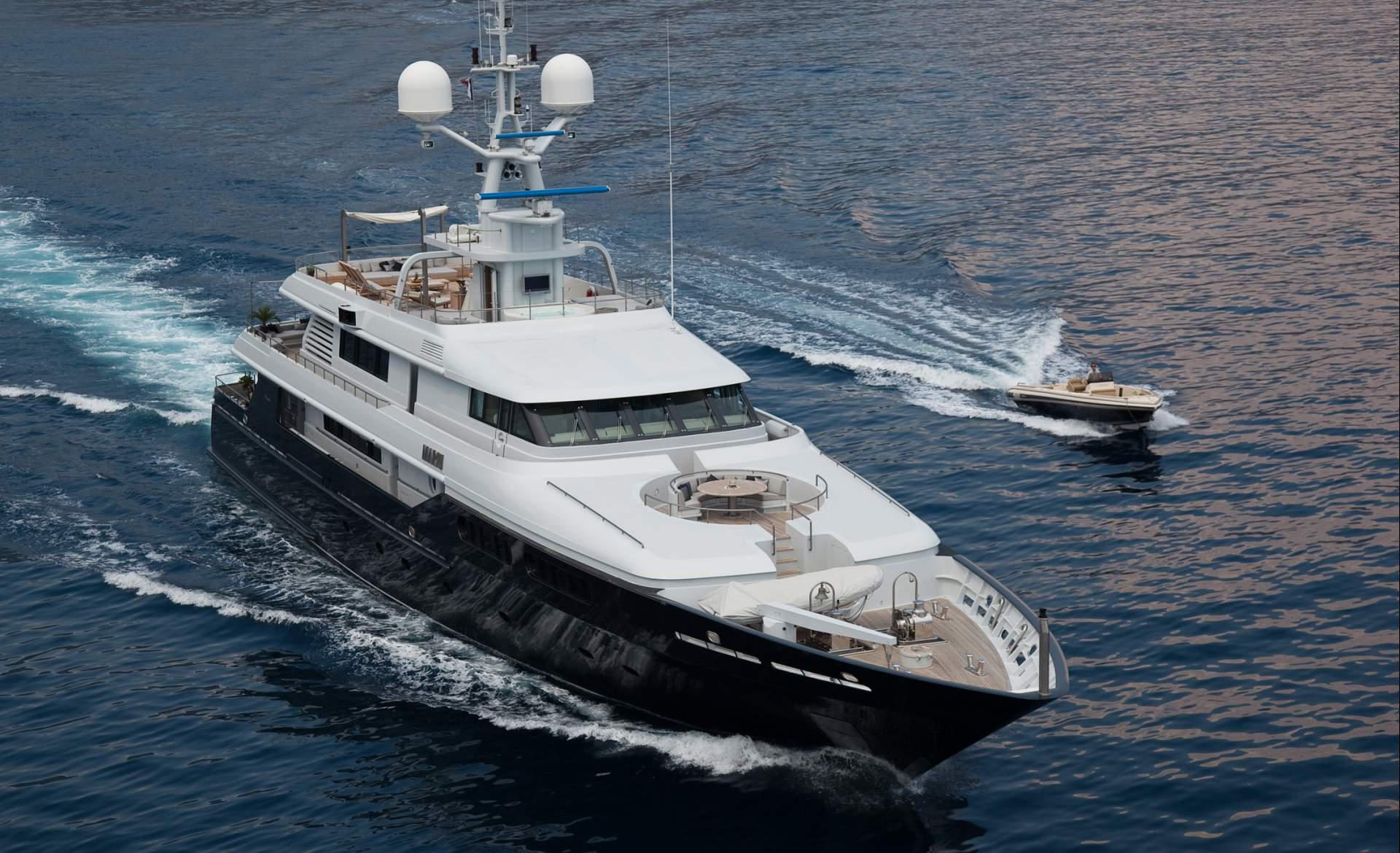 Yacht MARIU - Underway with tender.jpg