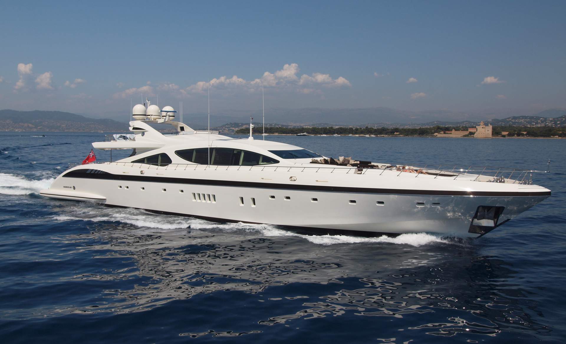 Yacht ZEUS by Overmarine Mangusta - Underway.jpg