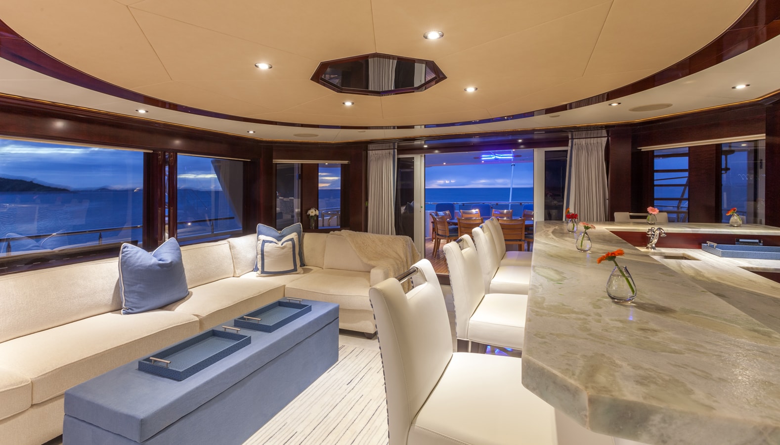 Yacht_Trending_Skylounge-aft.jpg