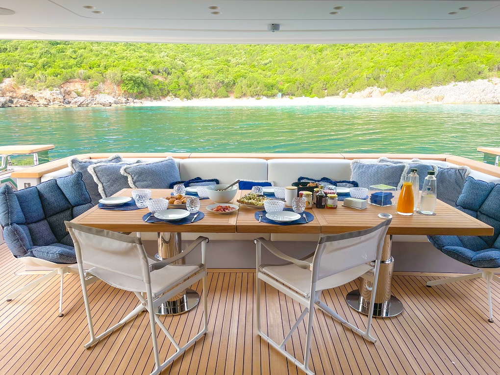 aft deck dining © LOIC B. PHOTOGRAPHE.jpg