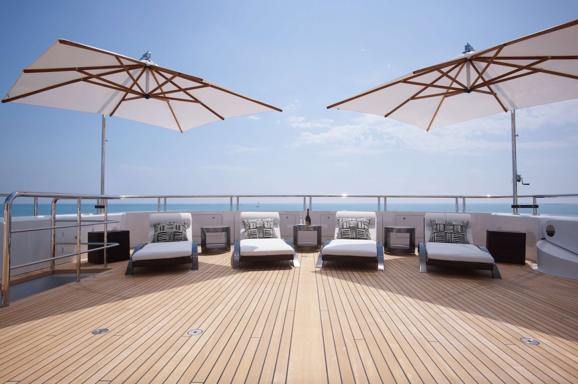 aft deck sunbathing area.jpg