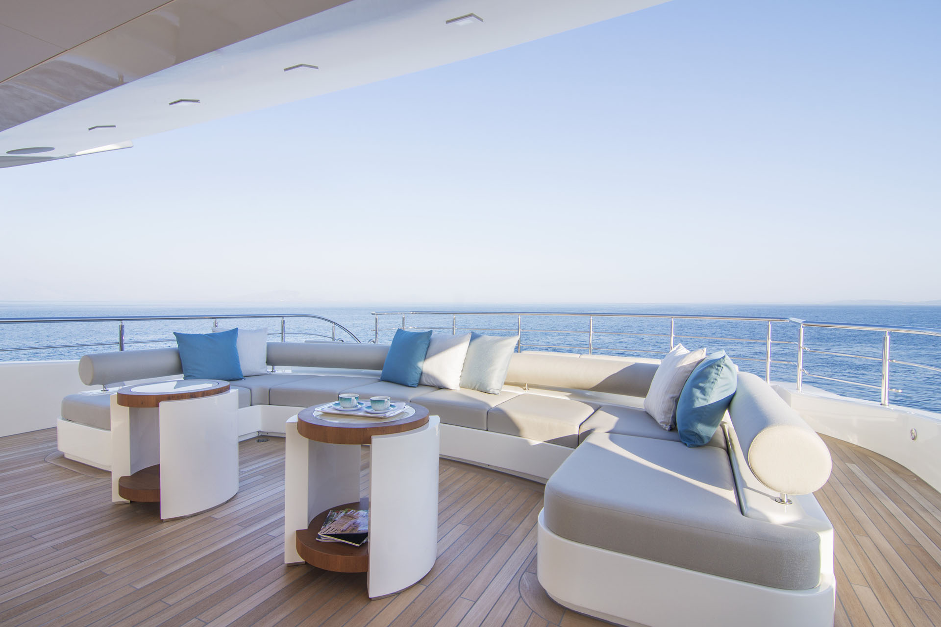 aft seating and lounging area.jpg