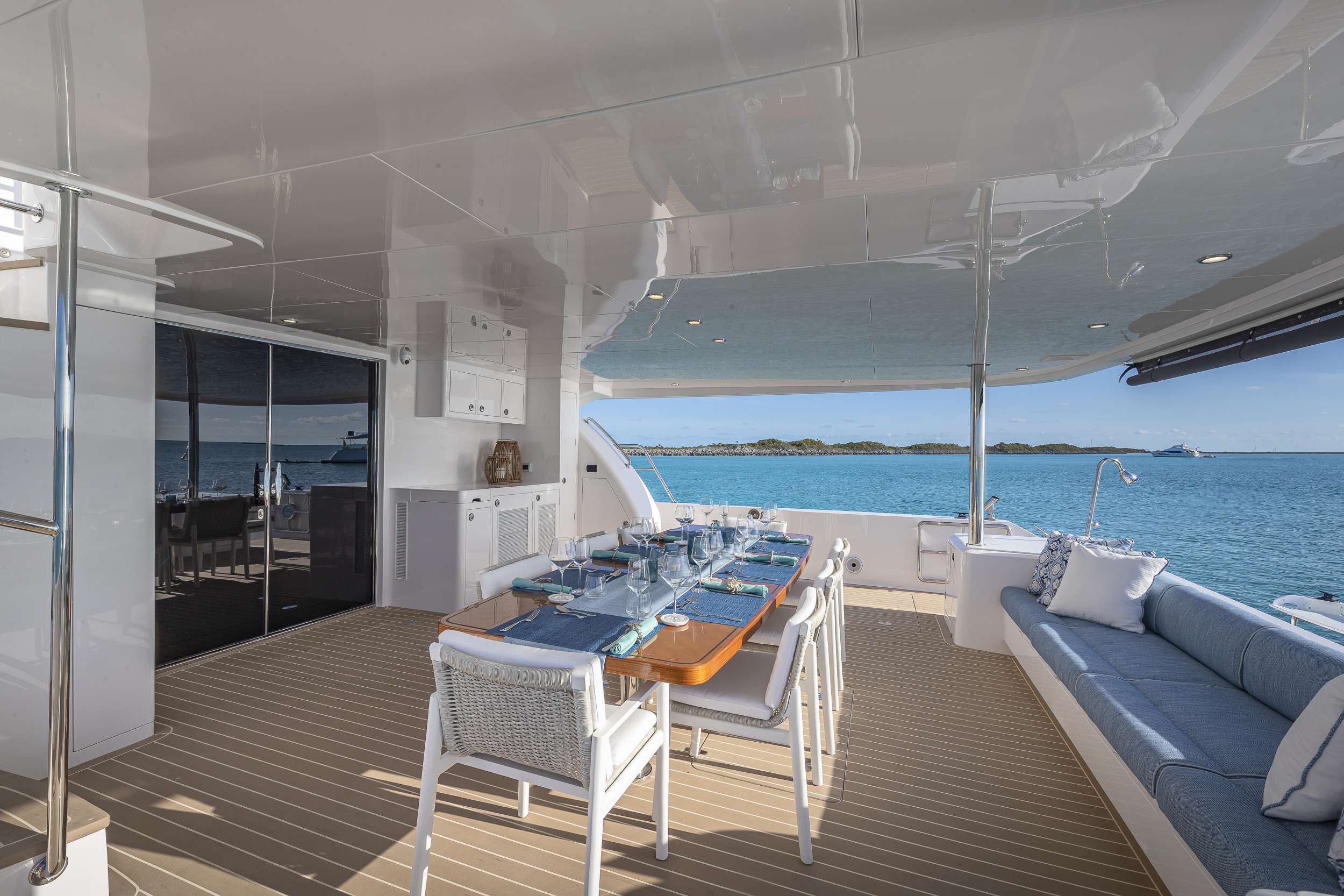 al fresco dining on aft deck.jpg