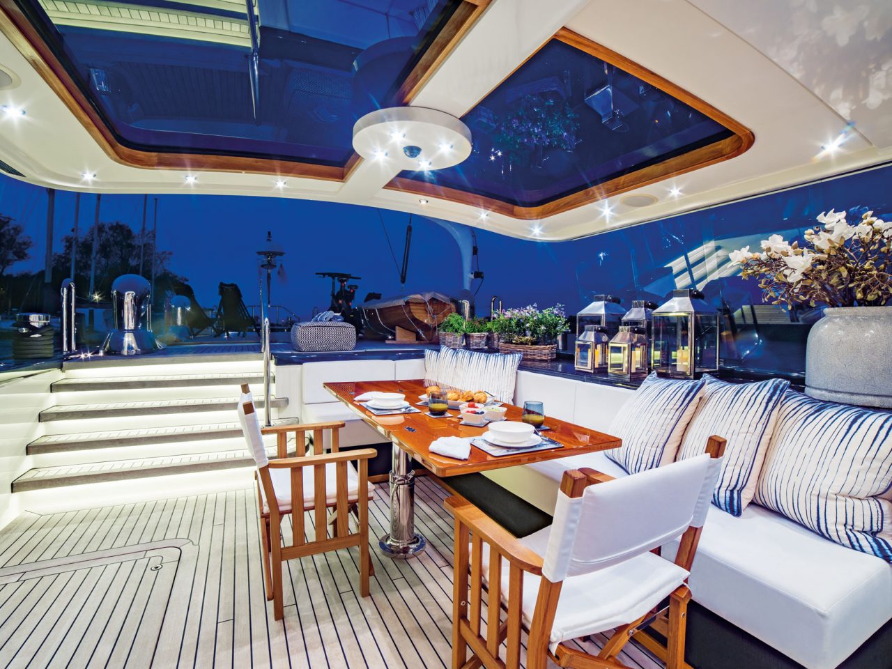 alfresco dining area in the evening.jpg