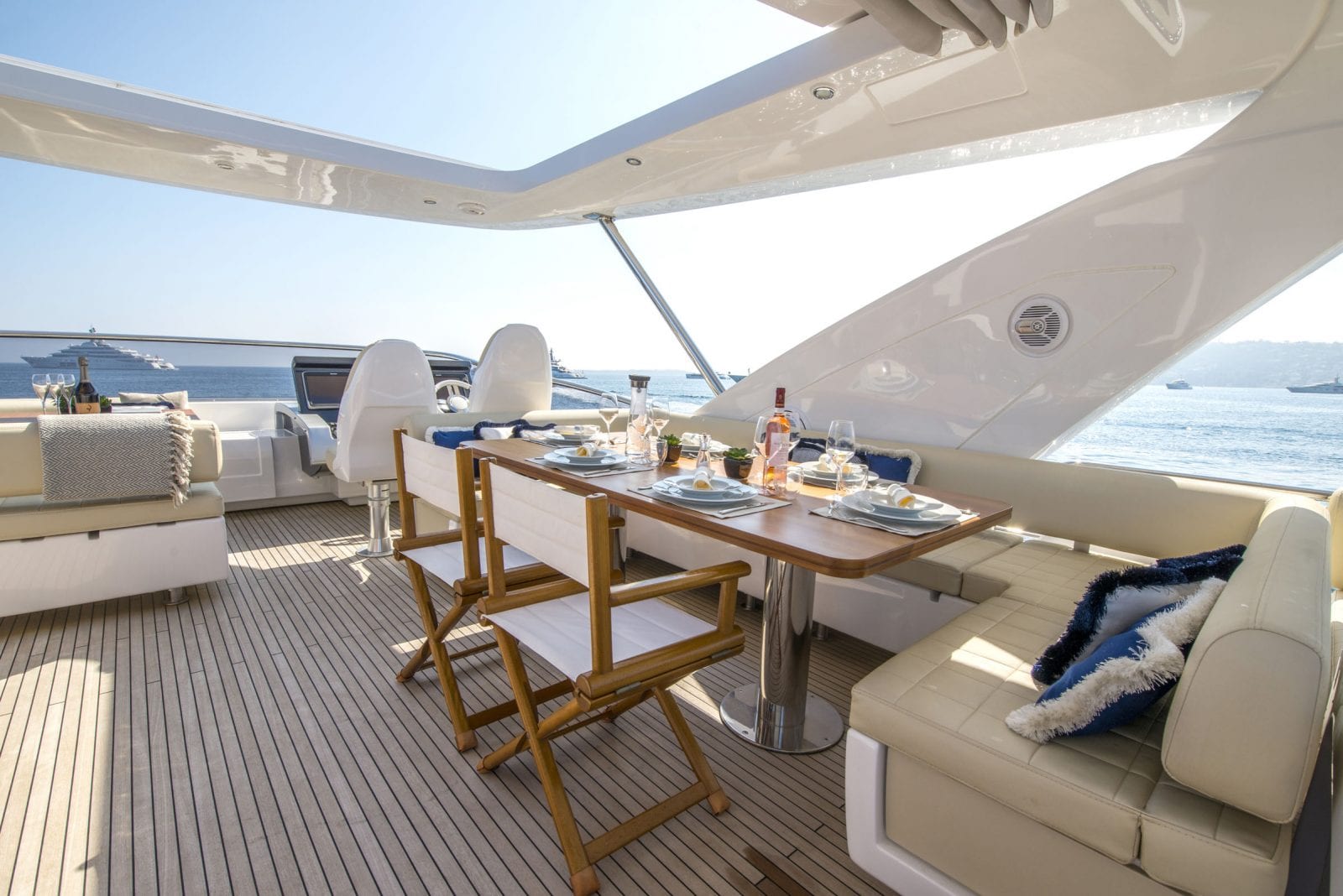 alfresco dining area on flybridge.jpg