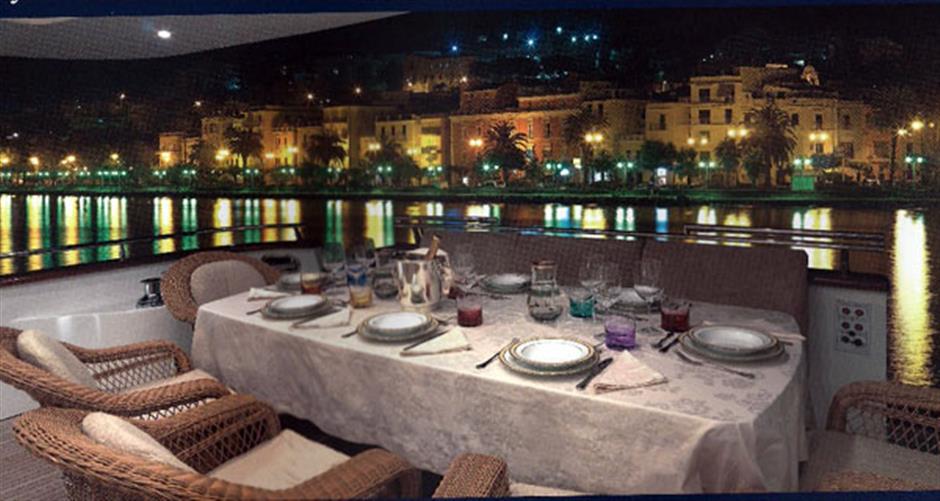alfresco dining by night.jpg