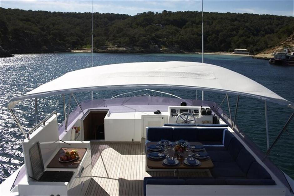 alfresco dining on board Akhir Mizar of London.jpg