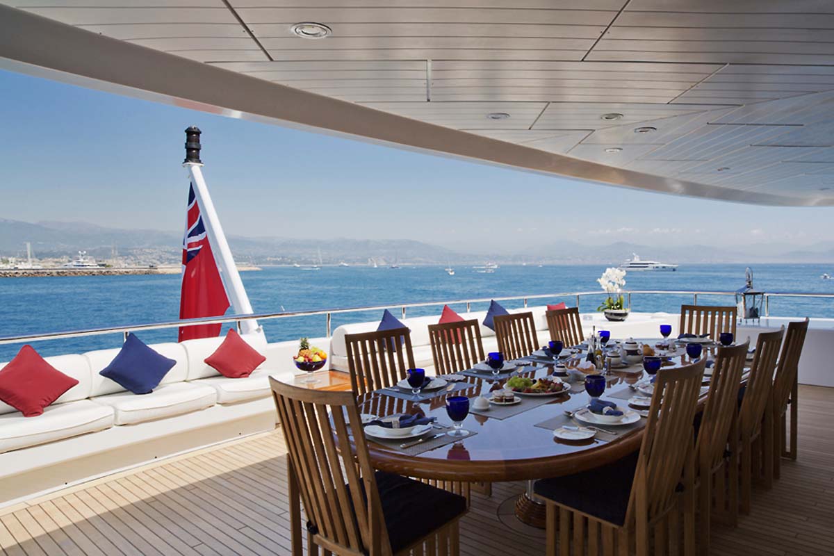 alfresco dining option on the aft deck.jpg