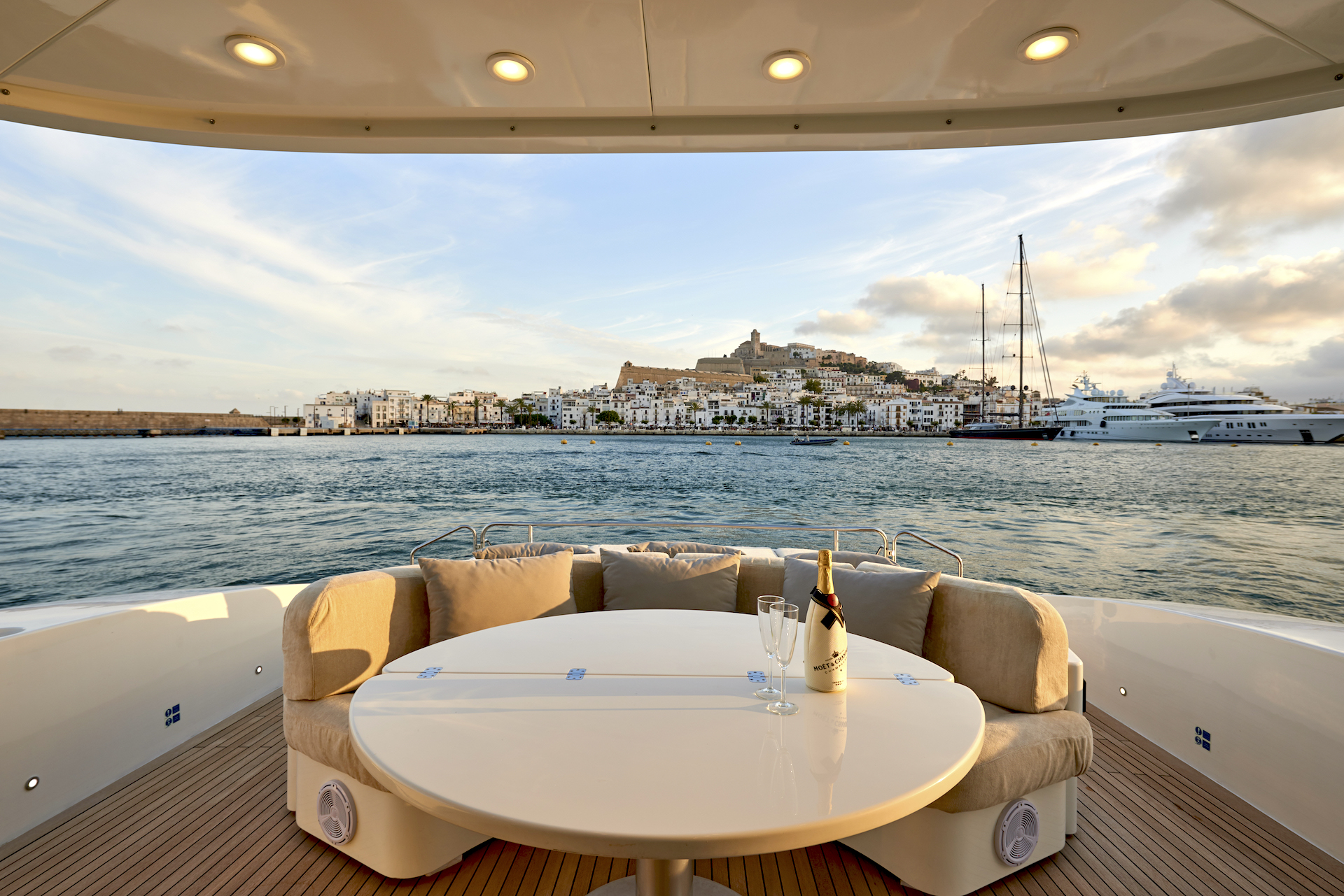 alfresco seating area and dining.jpg
