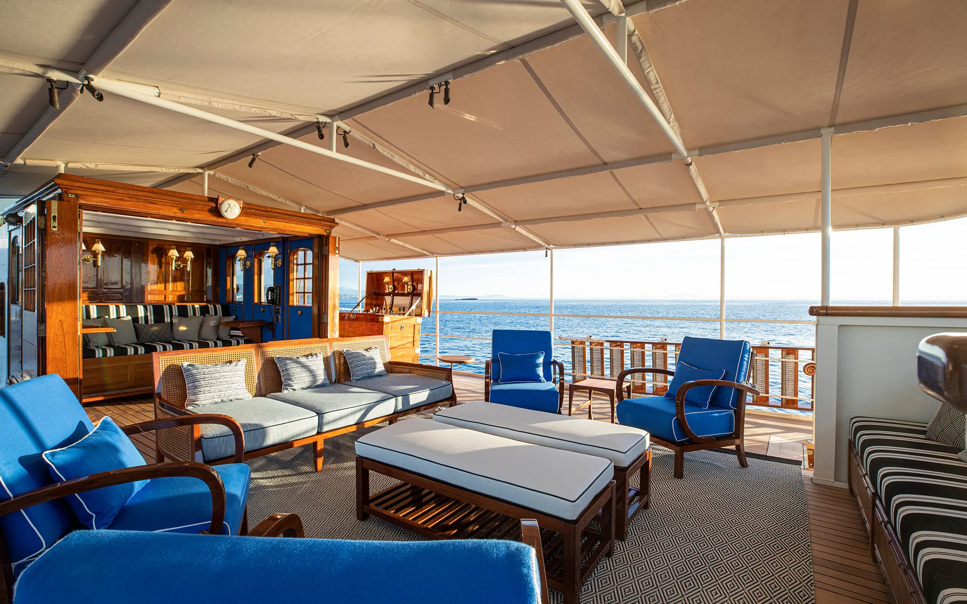 alfresco seating area on aft deck.png