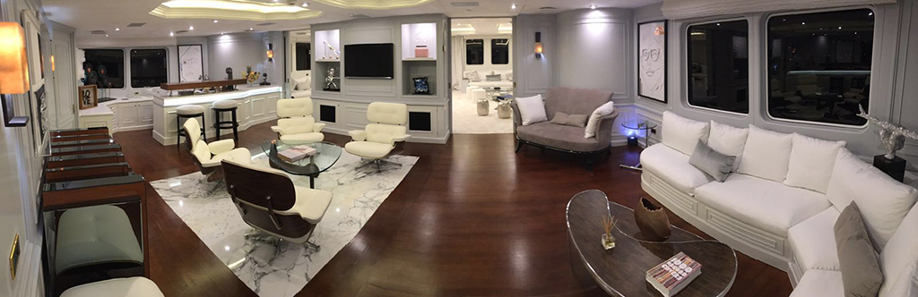 bar and lounge area.jpg