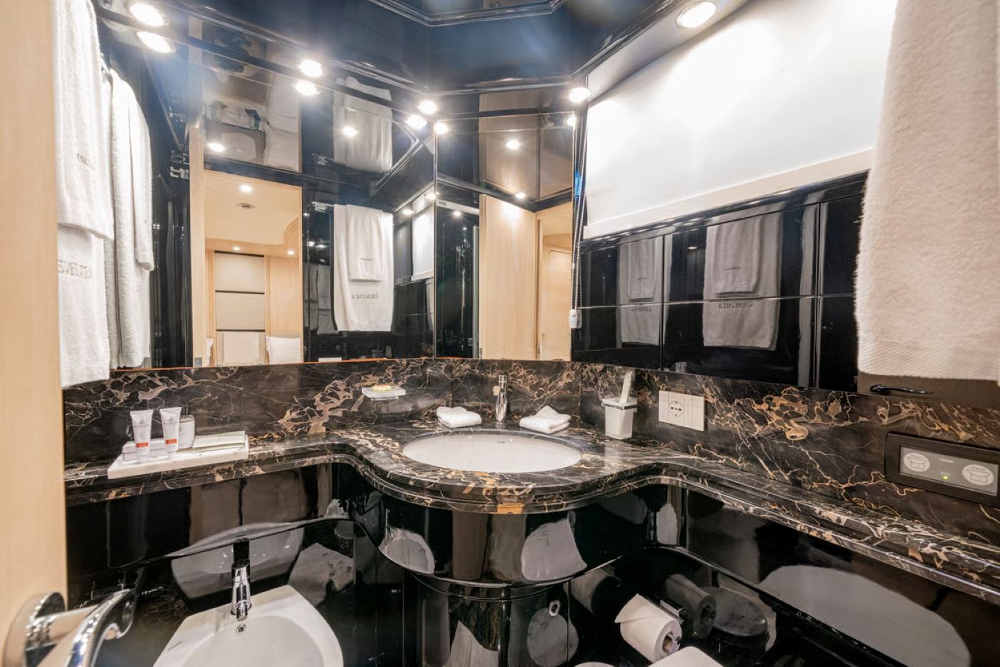bathroom 01.jpg