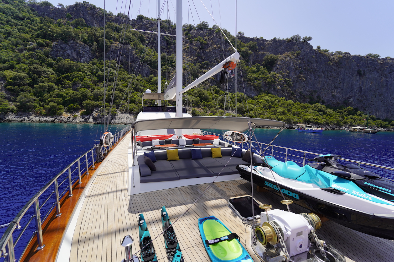 bow with water toys, seating area and jacuzzi.jpg