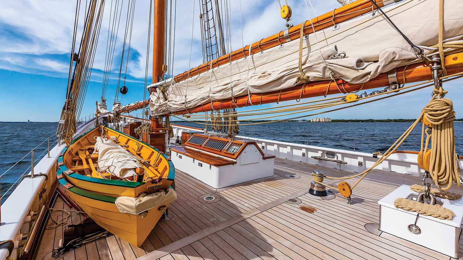 columbia-classic-sailing-yacht-deck-credit-thierry-dehove.jpg