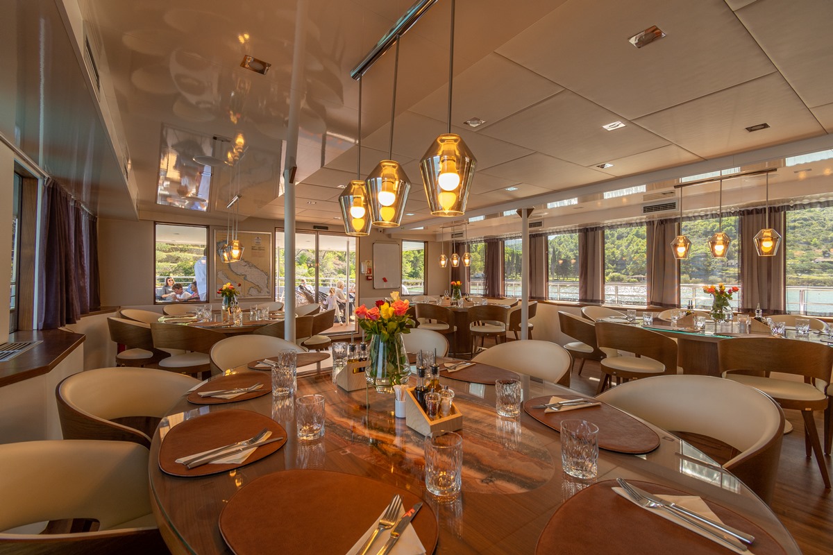 dining set up - elegant.jpg
