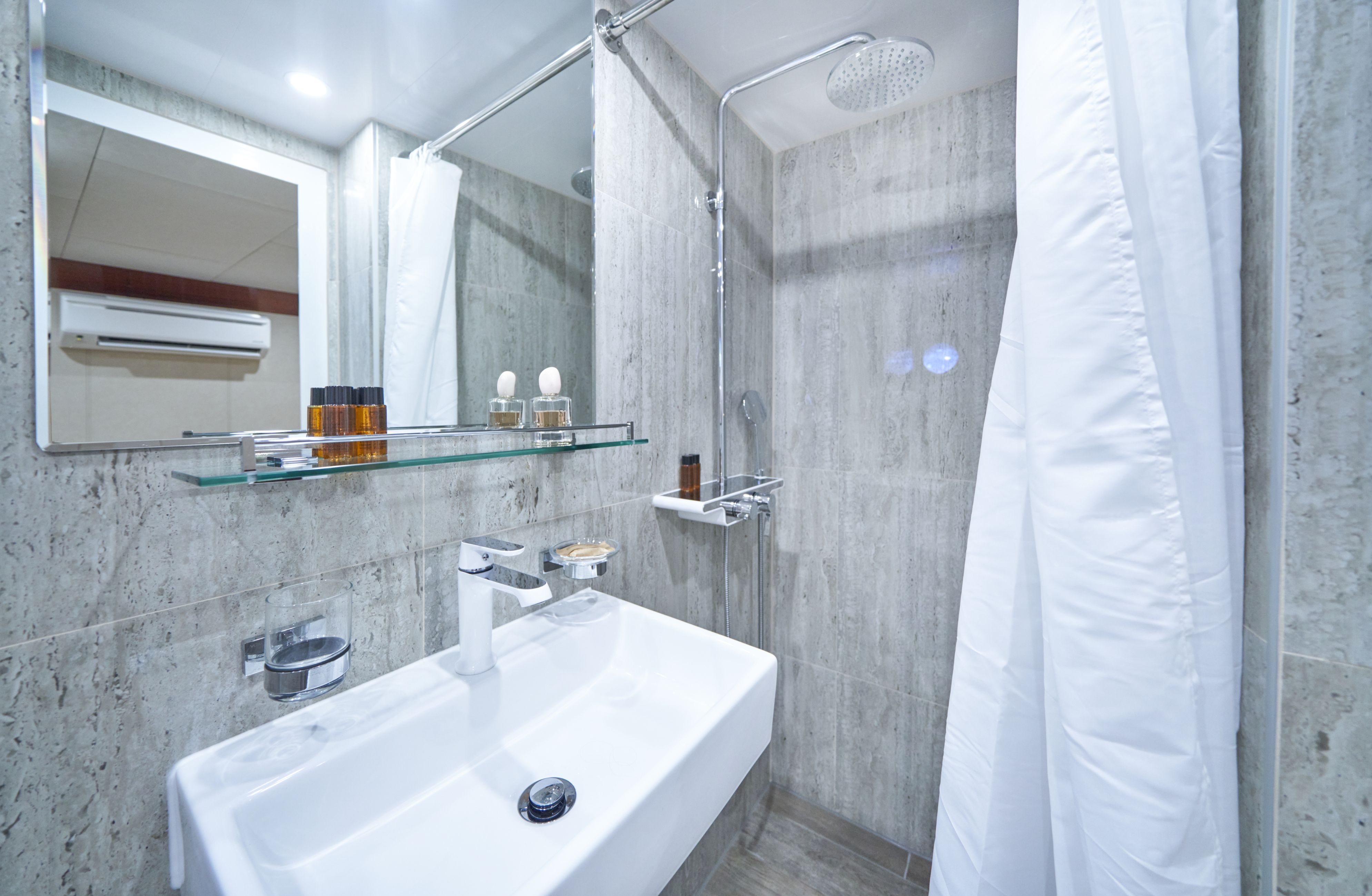 double guest cabin 3 ensuite.jpg