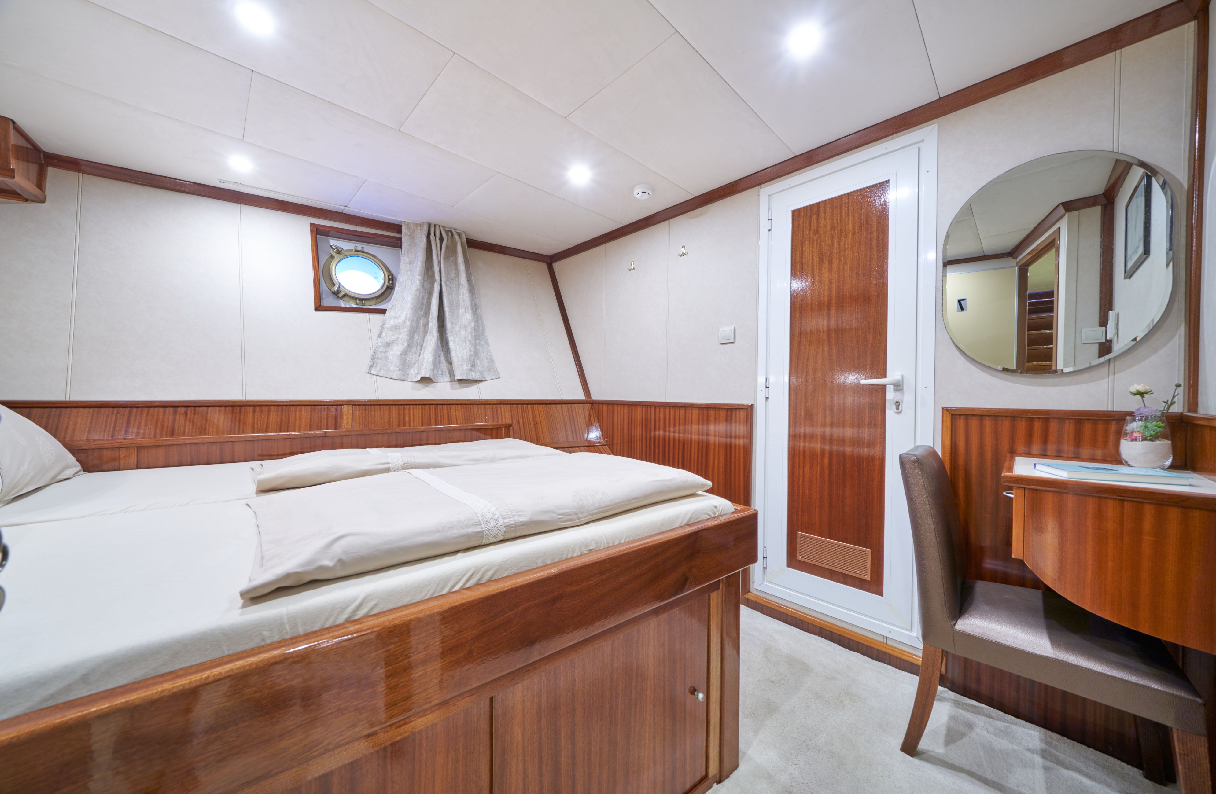 double guest cabin 4.jpg