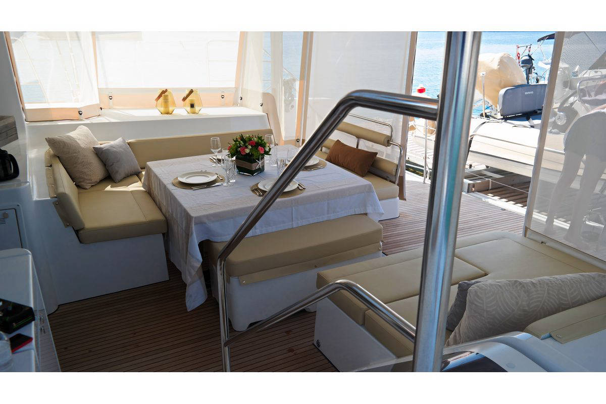 enclosed aft deck.jpg