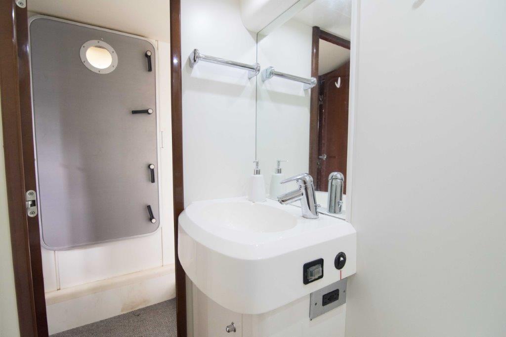 ensuite bathroom twin.jpg