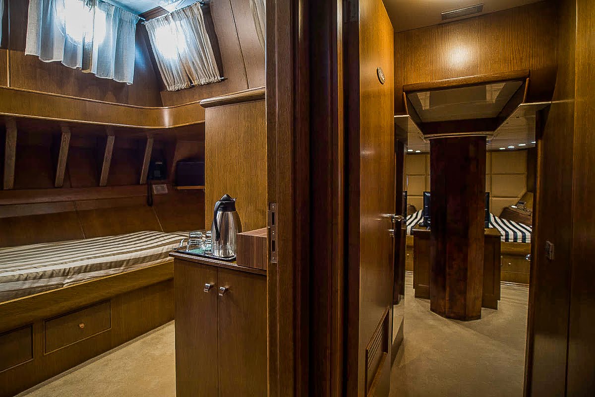 ensuite to twin.jpg