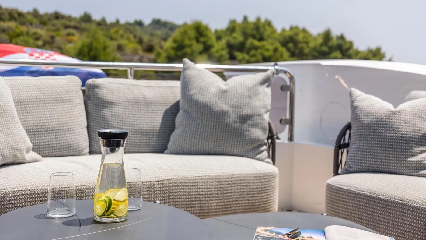 exterior relaxation area with sea views 06.jpg