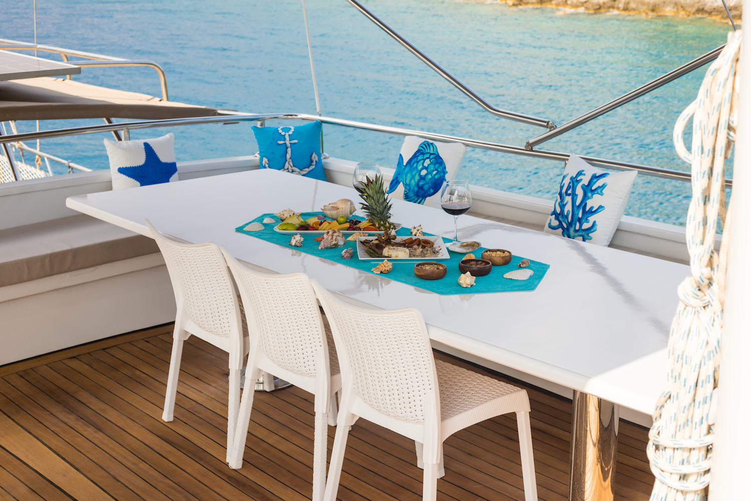 flybridge dinign area.jpg