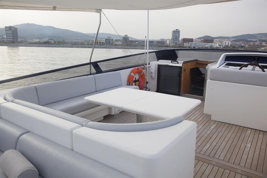 flybridge seating - dining area.png