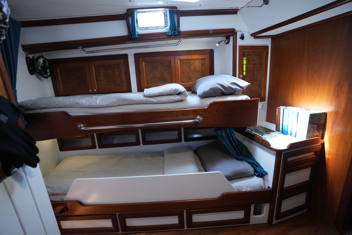 forward sleeping. cabin portside berths.jpg