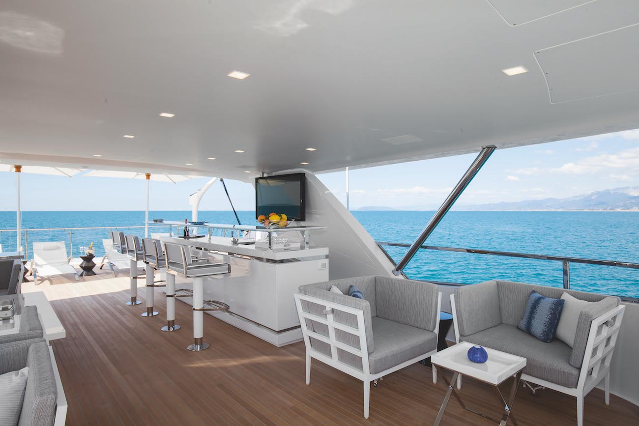 fully equipped drinks bar on the sun deck.jpg