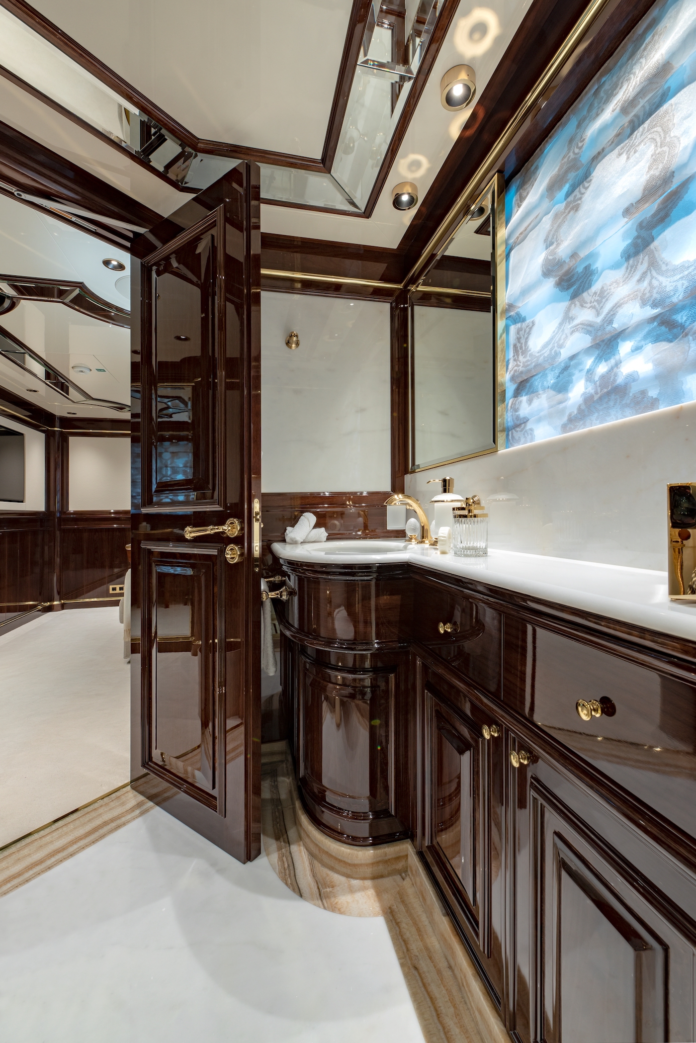 guest cabin ensuite - lower deck starboard.jpg