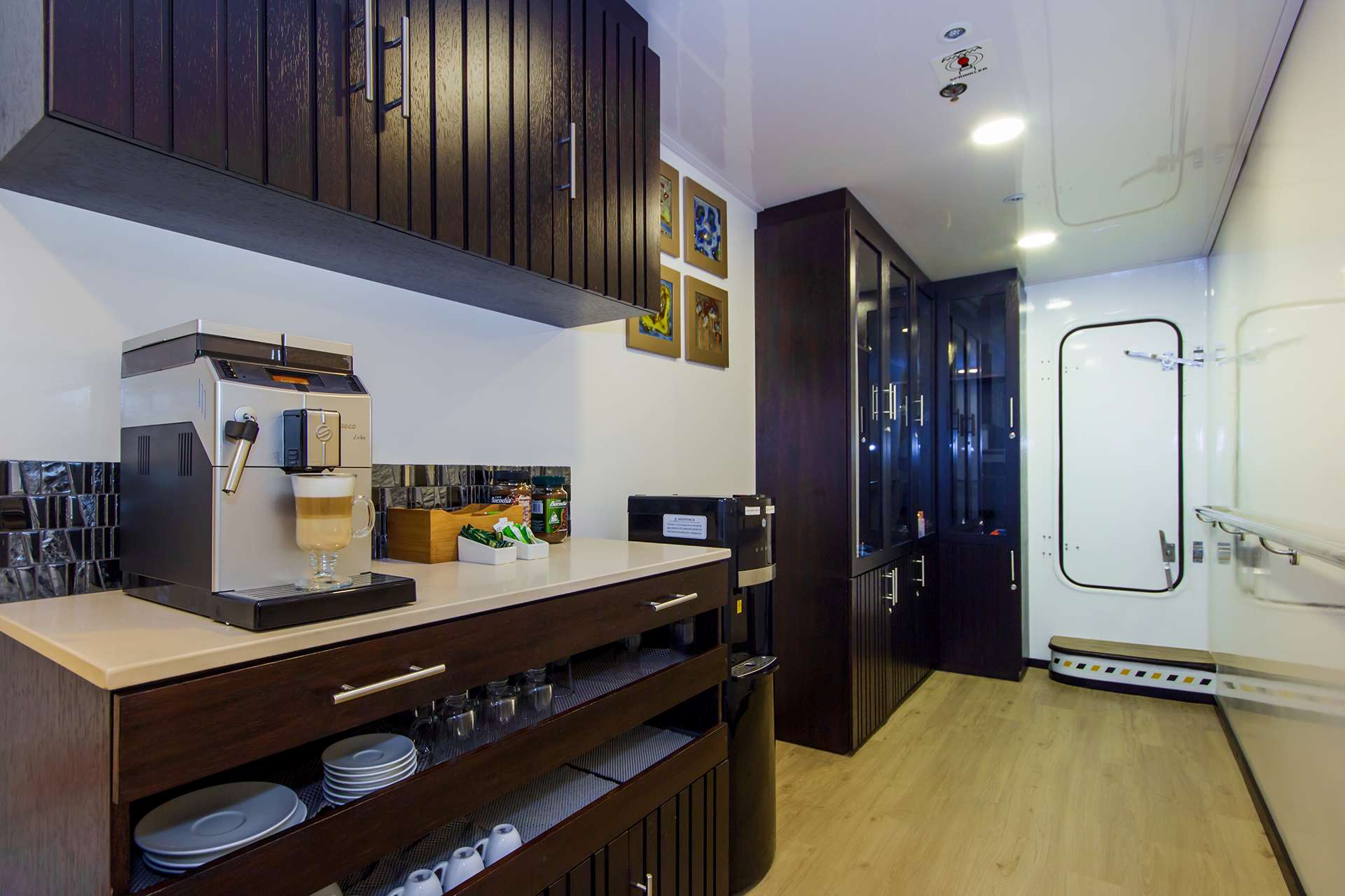 guest kitchen.jpg