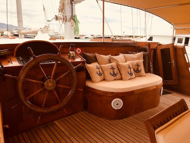 helm and seating.jpg